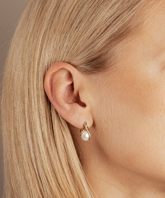 Gold earrings with pearls