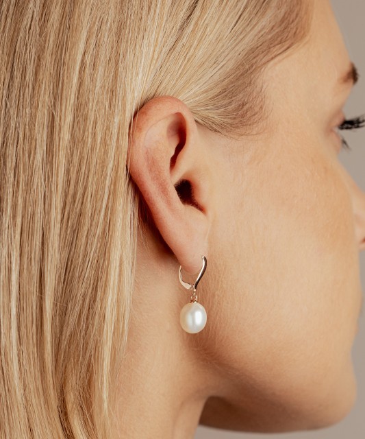 Gold earrings with pearls and zircons