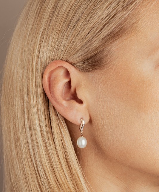 Gold earrings with pearls and zircons