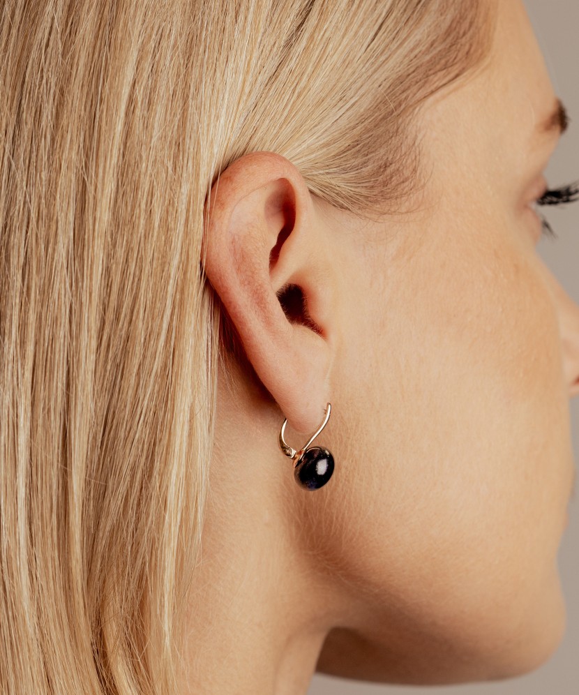 Gold earrings with pearls