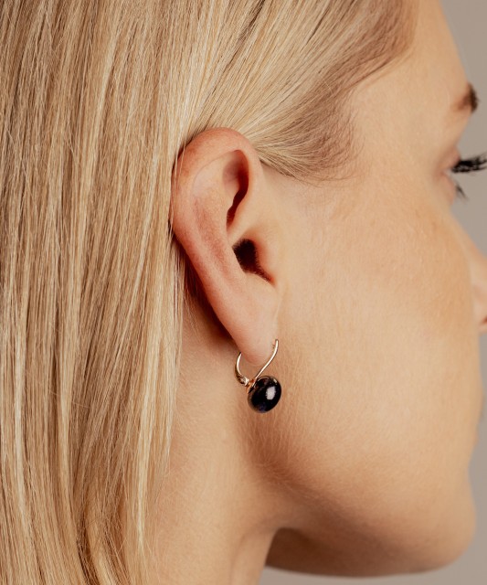 Gold earrings with pearls