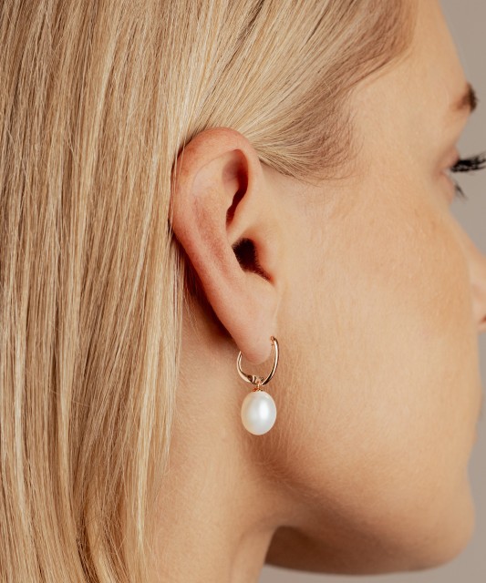 Gold earrings with natural pearls