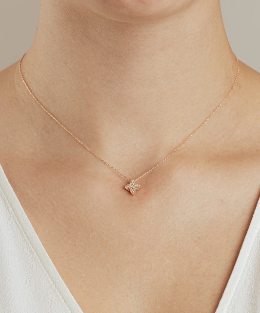 Kultainen kaulakoru zirkoniriipuksella