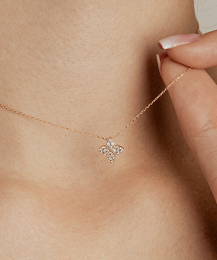 Kultainen kaulakoru zirkoniriipuksella