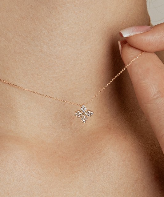 Gold chain with zirconium pendant