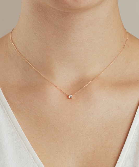 Gold chain with zirconium pendant