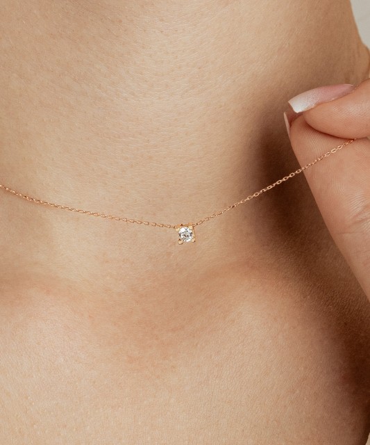 Gold chain with zirconium pendant