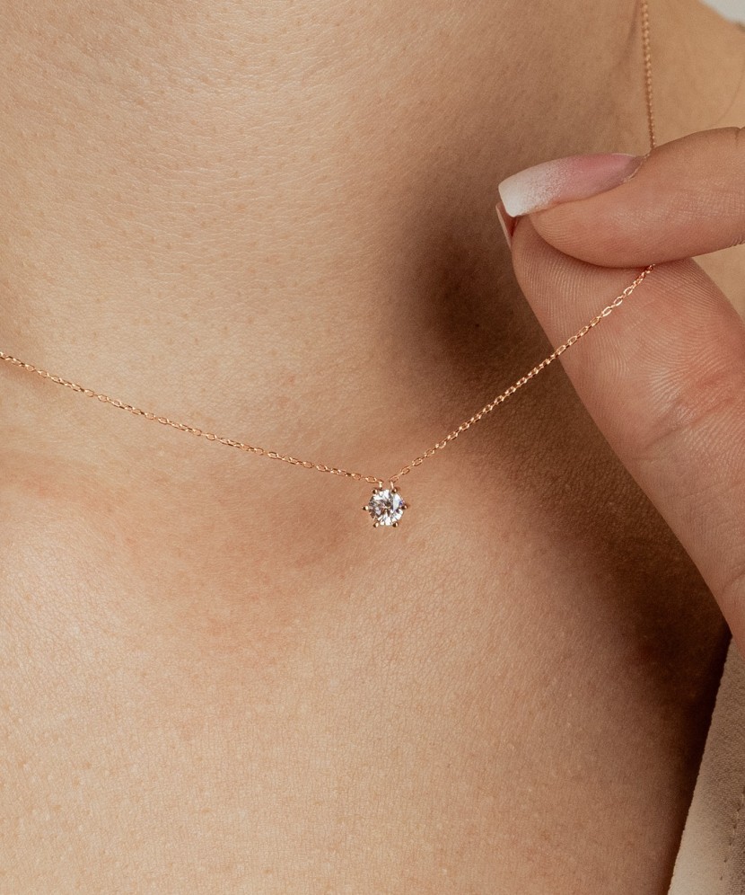 Gold chain with zirconium pendant