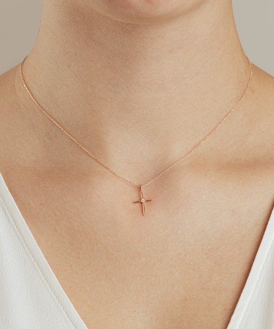 Gold pendant with diamond "cross"