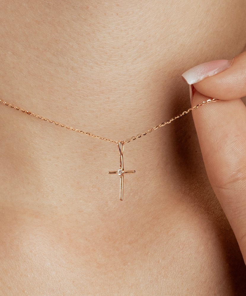 Gold pendant with diamond "cross"