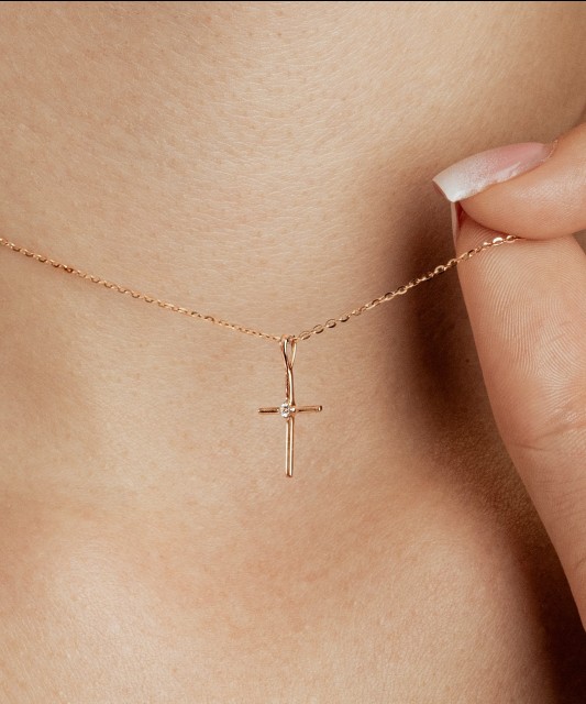 Gold pendant with diamond "cross"