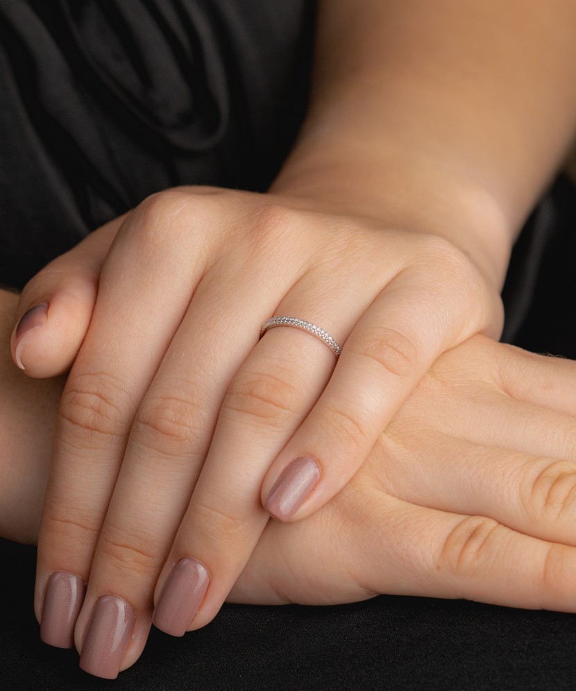 Gold ring with diamonds