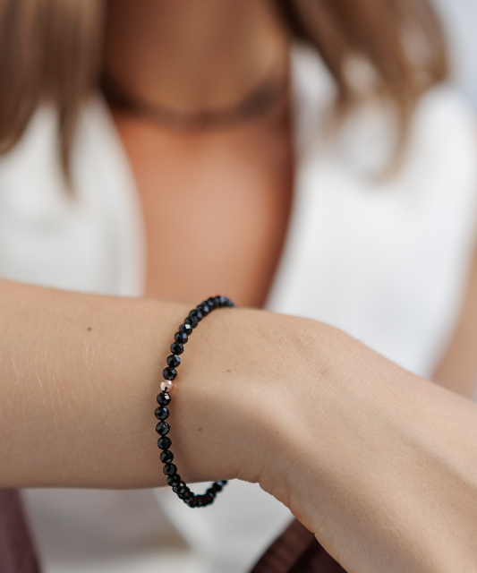 Rannekoru spinellillä ja kullalla