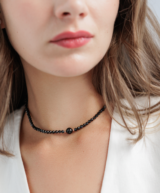 Kaulakoru onyxilla ja kullalla