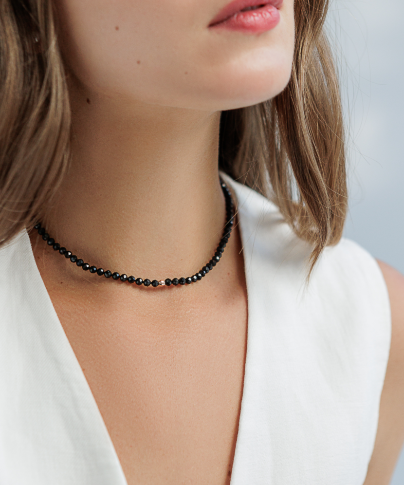 Kaulakoru spinelleillä ja kullalla