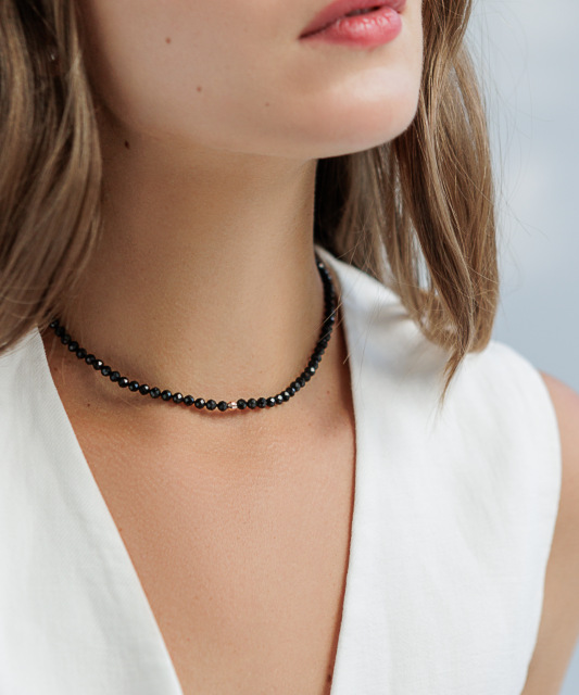 Necklace with spinels and gold