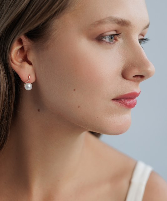 Gold earrings with pearls