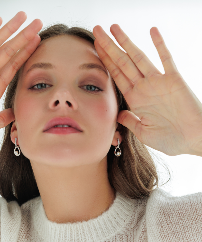 Hopeiset korvakorut helmillä ja zirkoneilla