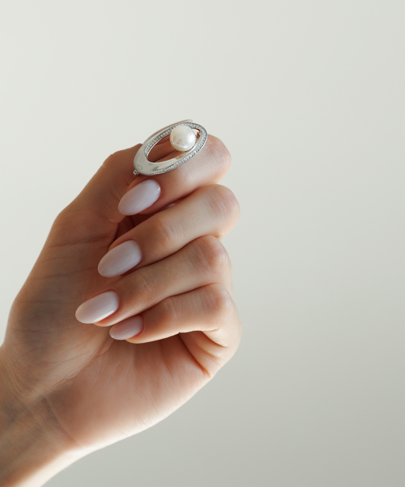 Hopeinen rintaneula helmelläja zirkoneilla