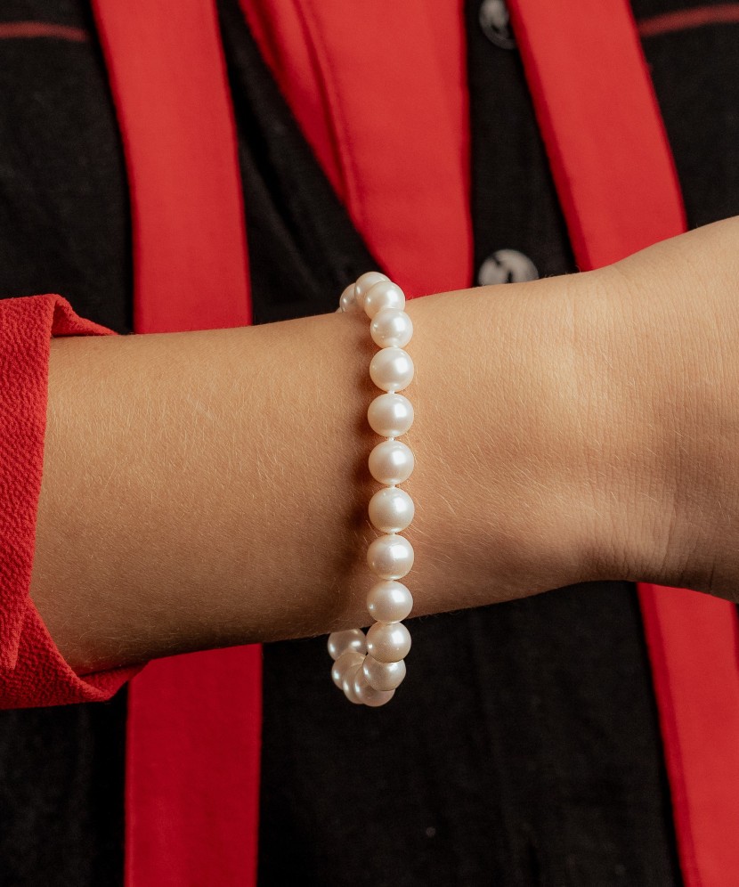 Helmi rannekoru kullan kanssa