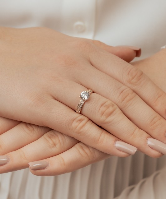 Kultasormus zirkoneilla