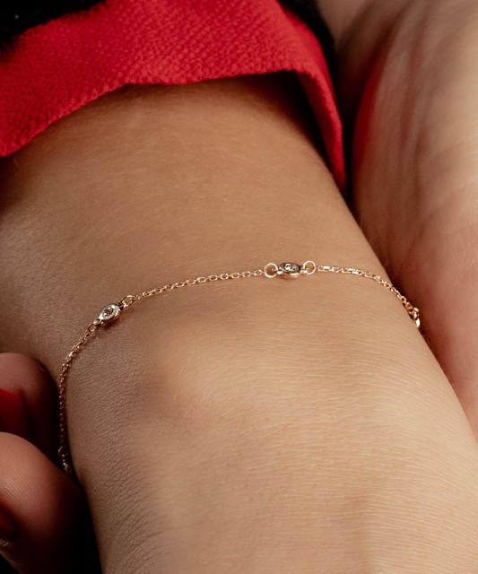 Kultainen rannekoru timanteilla