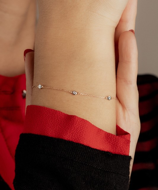 Kultainen rannekoru timanteilla