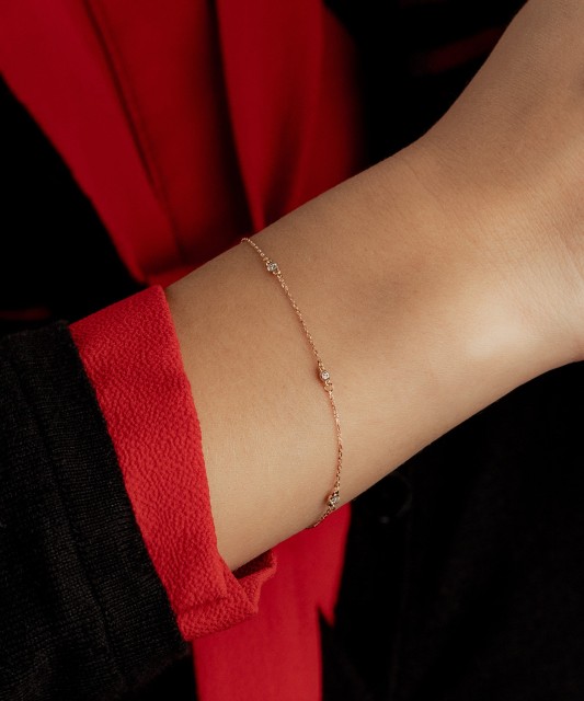 Gold bracelet with diamonds