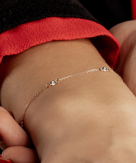 Kultainen rannekoru timanteilla