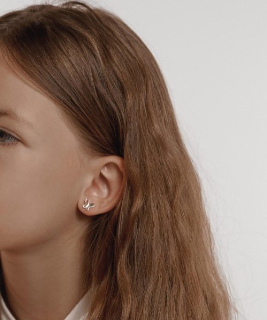 Hopeiset korvakorut peittää kullalla