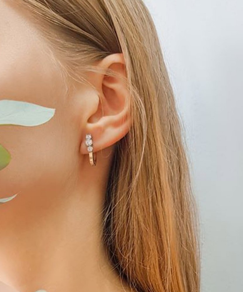 Hopeiset korvakorut peittää kullalla zirkoneilla