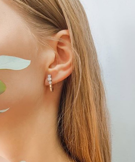 Hopeiset korvakorut peittää kullalla zirkoneilla