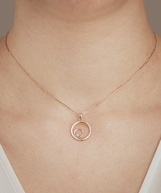 Gold pendant with zirconium