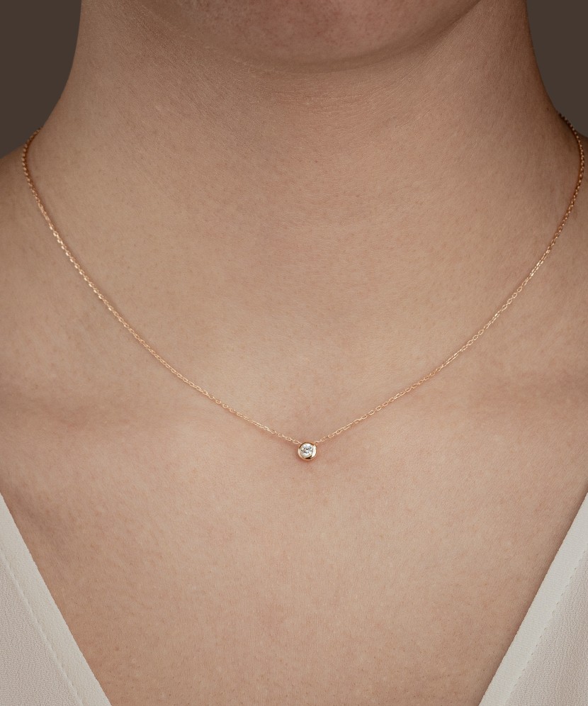 Gold chain with zirconium pendant