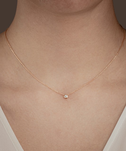 Gold chain with zirconium pendant