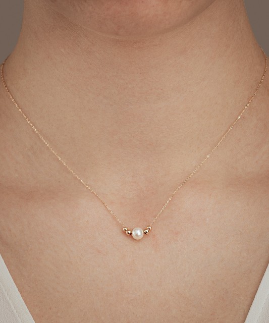 Gold chain with pearl pendant