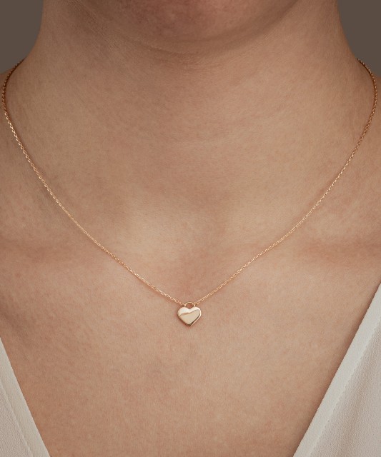 Gold chain with pendant "heart"