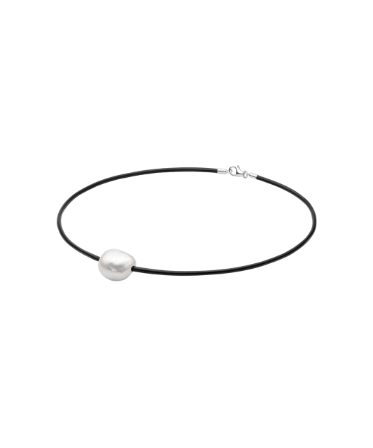 Nahkaketju helmillä