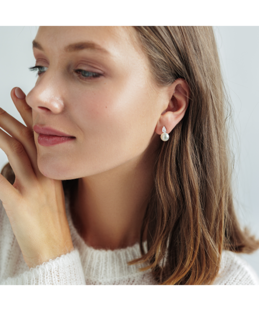 Hopeiset korvakorut helmillä ja zirkoneilla