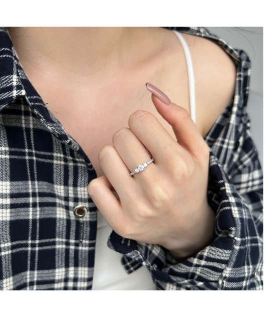Sterling silver ring with zircons