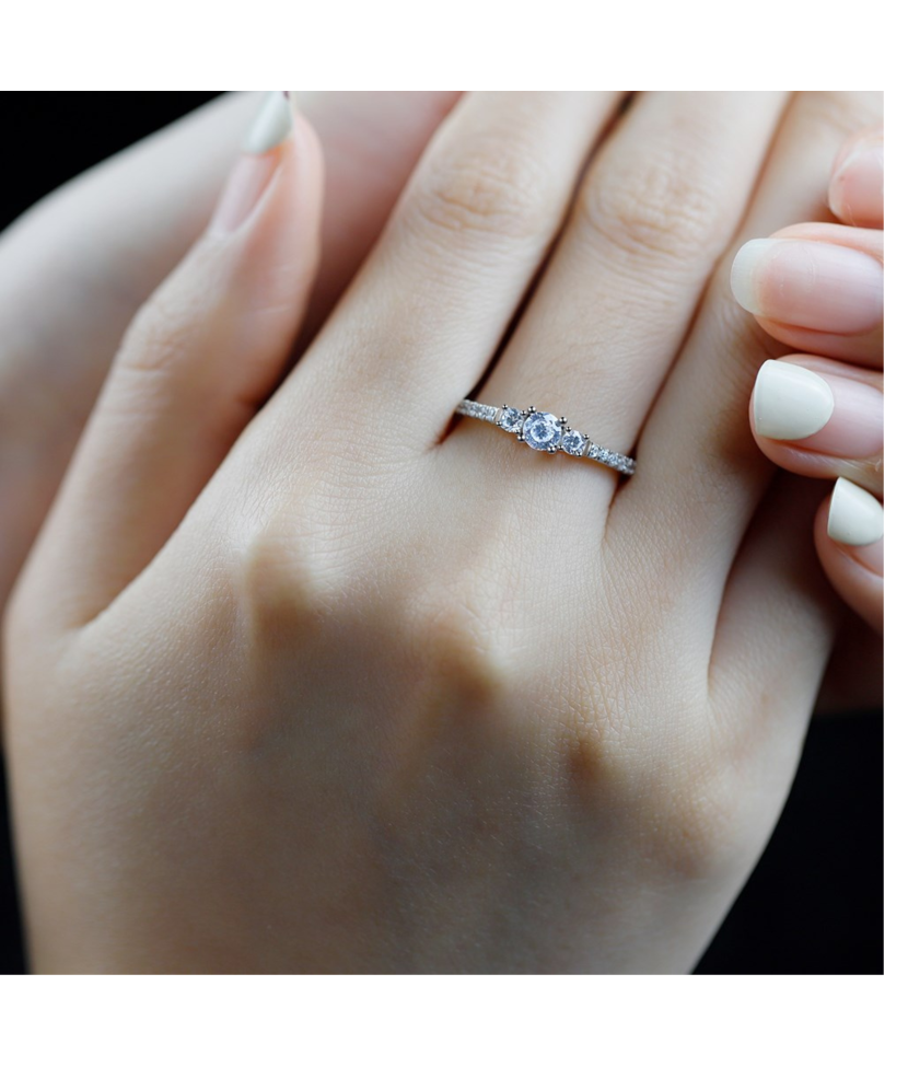 Sterling silver ring with zircons