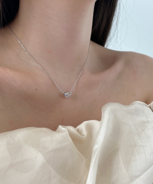 Hopeinen ketju zirkoniriipuksella