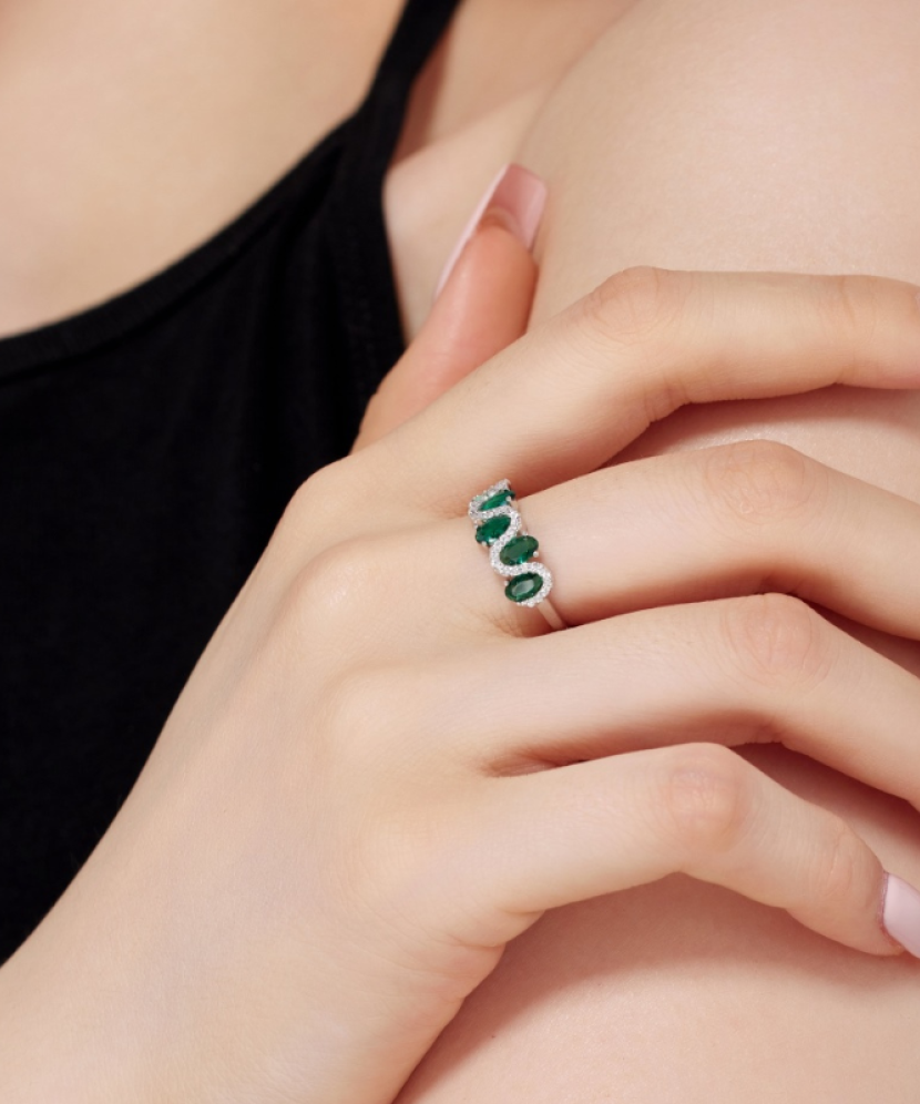 Sterling silver ring with zircons