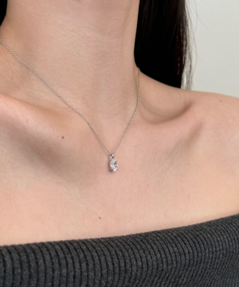 Sterling silver chain with zirconium pendant