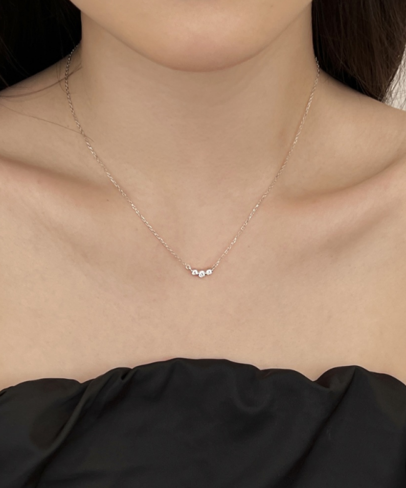 Hopeinen ketju zirkoniriipuksella