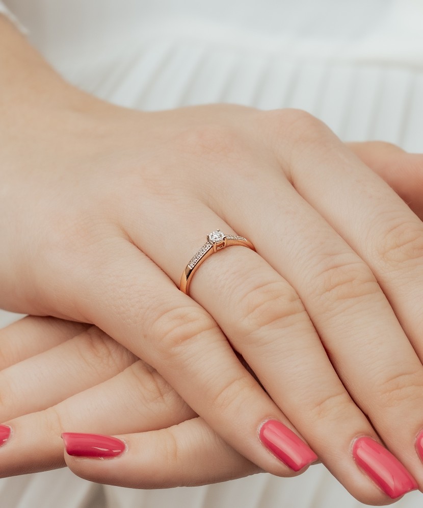 Kultasormus timanteilla