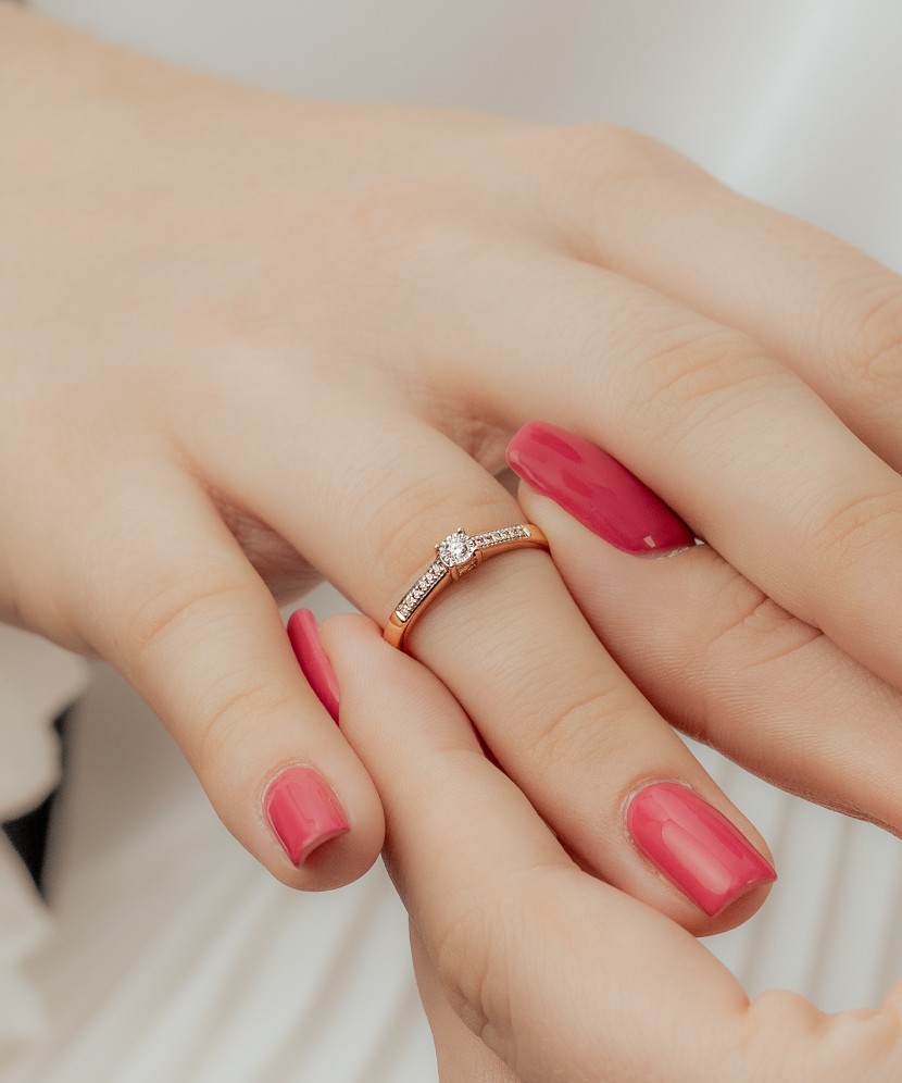 Gold ring with diamonds