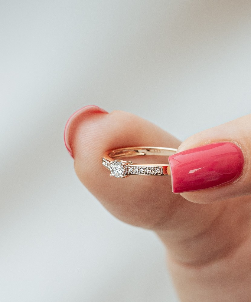 Gold ring with diamonds