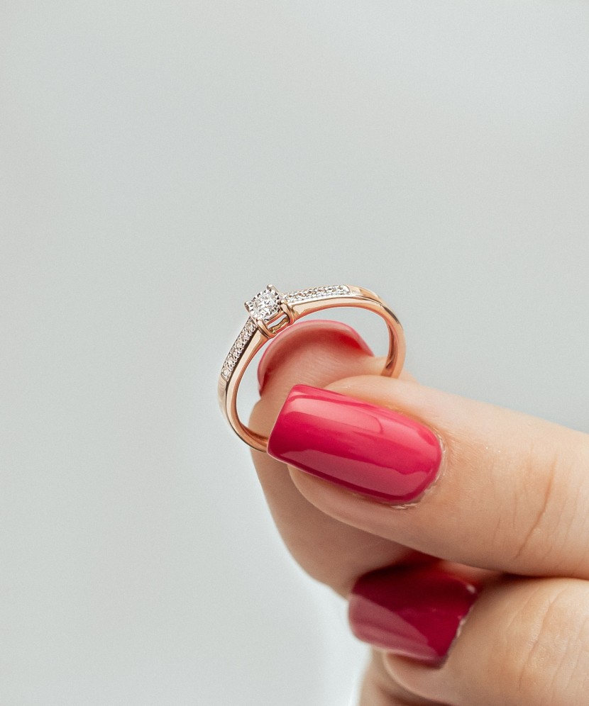 Gold ring with diamonds