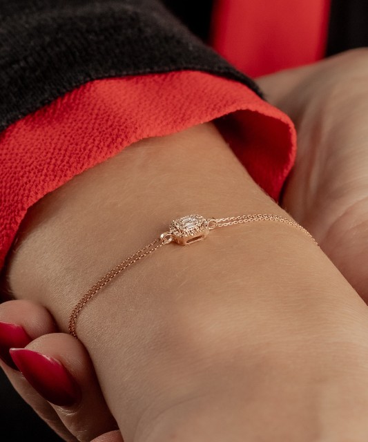 Gold bracelet with diamonds